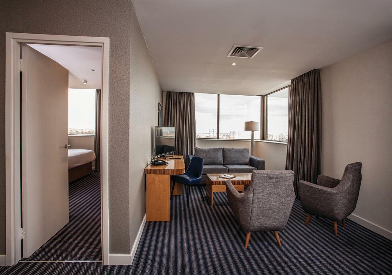 Ramada Hotel & Suites By Wyndham Ковентри Экстерьер фото